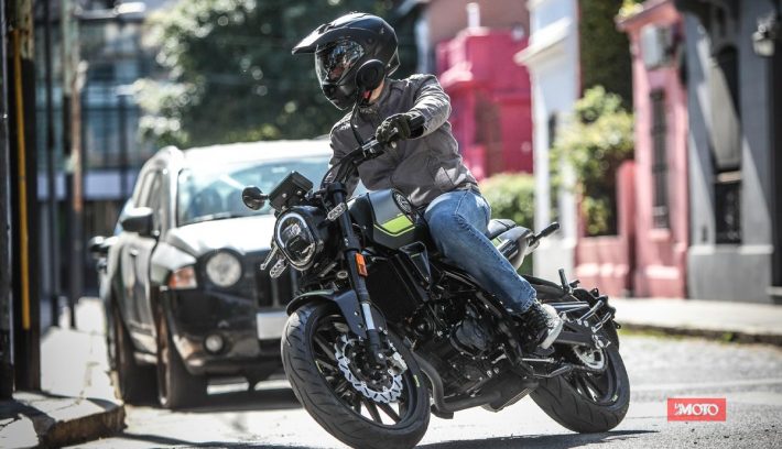 Benelli Leoncino 250 acción curva derecha