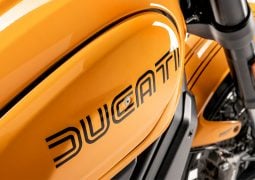 Ducati Scrambler 1100 Tribute PRO 2022 detalle marca tanque de combustible