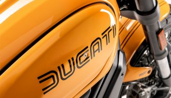 Ducati Scrambler 1100 Tribute PRO 2022 detalle marca tanque de combustible