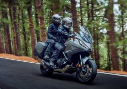 Honda NT1100 2022 acción viaje bosque