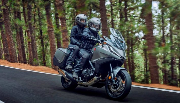 Honda NT1100 2022 acción viaje bosque