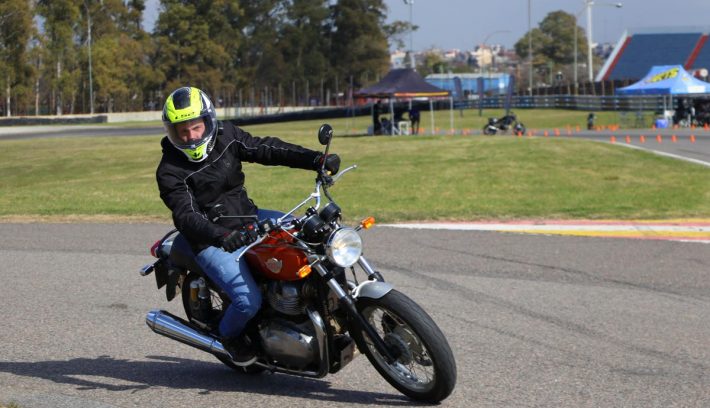 Royal Enfield Academy acción vista frontal