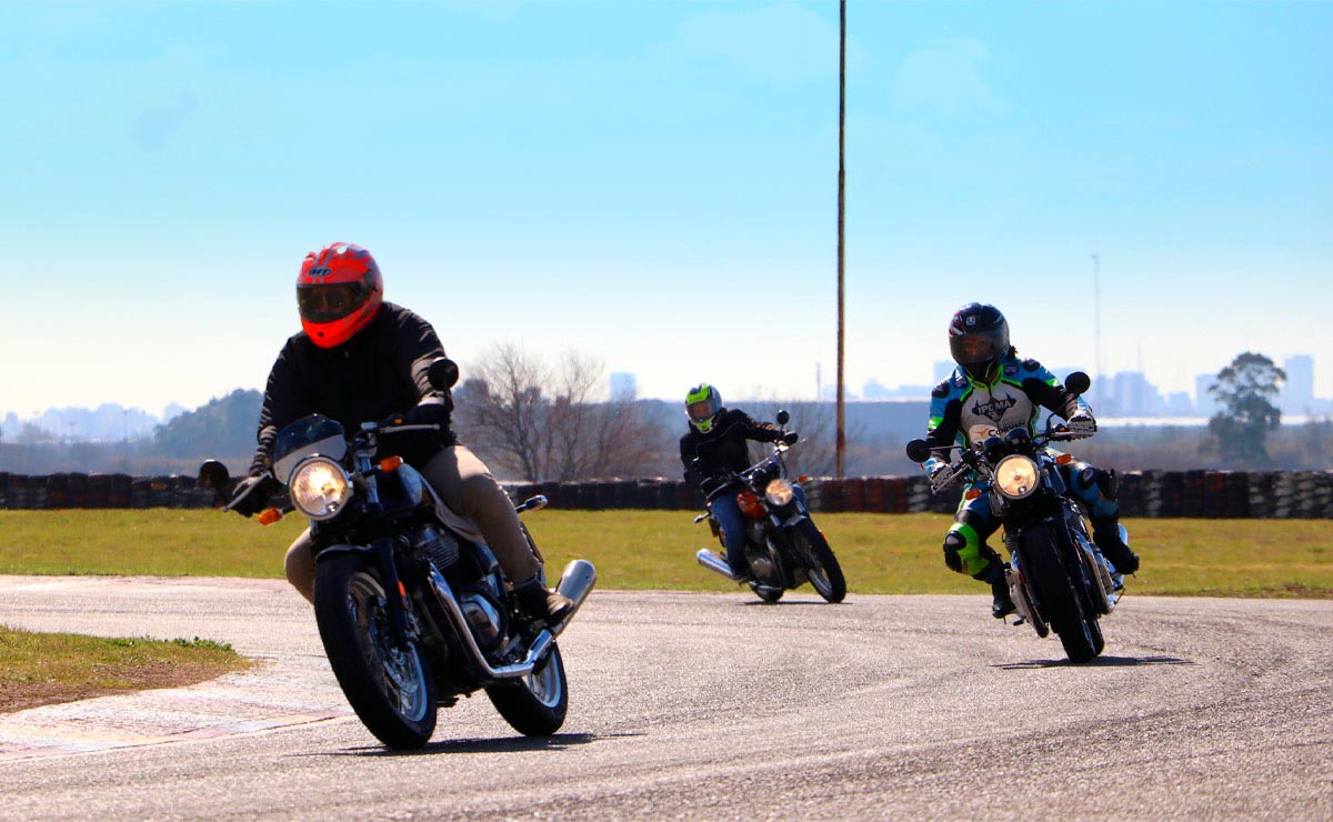 Royal Enfield Academy tres motos acción