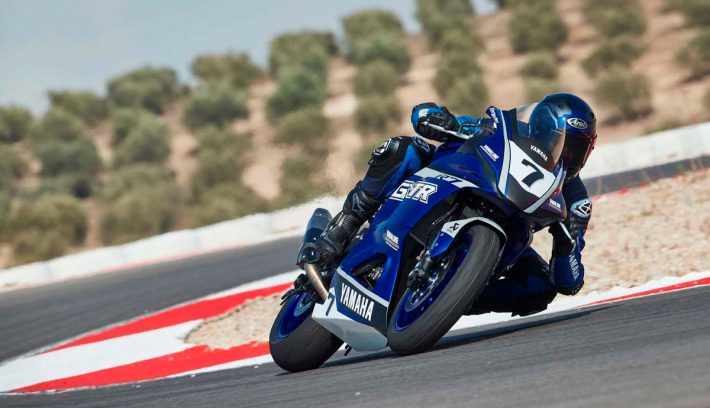 Yamaha R7 Kit Race frontal en acción