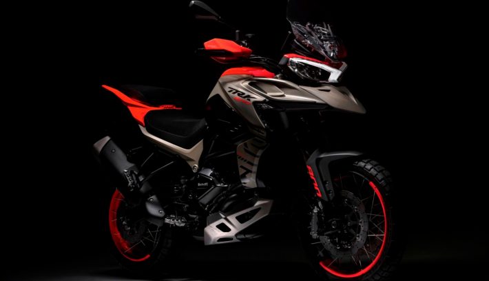 Benelli TRK 800 lanzamiento lateral derecho