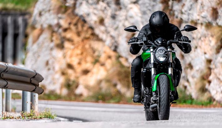Benelli naked verde acción
