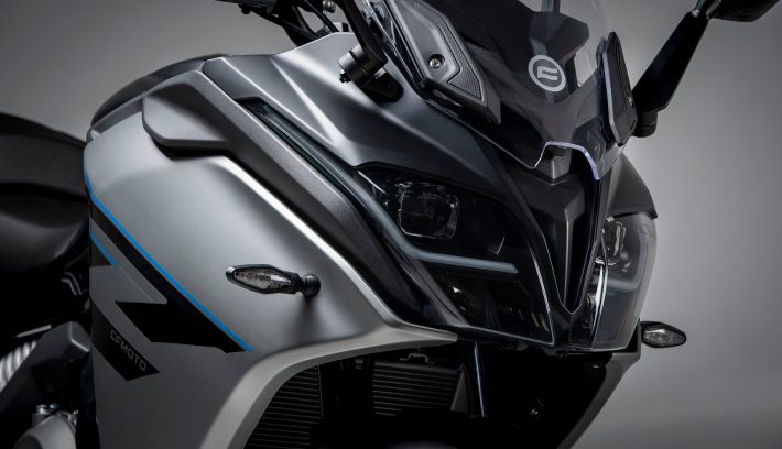 CFMoto 650GT 2022 gris detalle óptica delantera