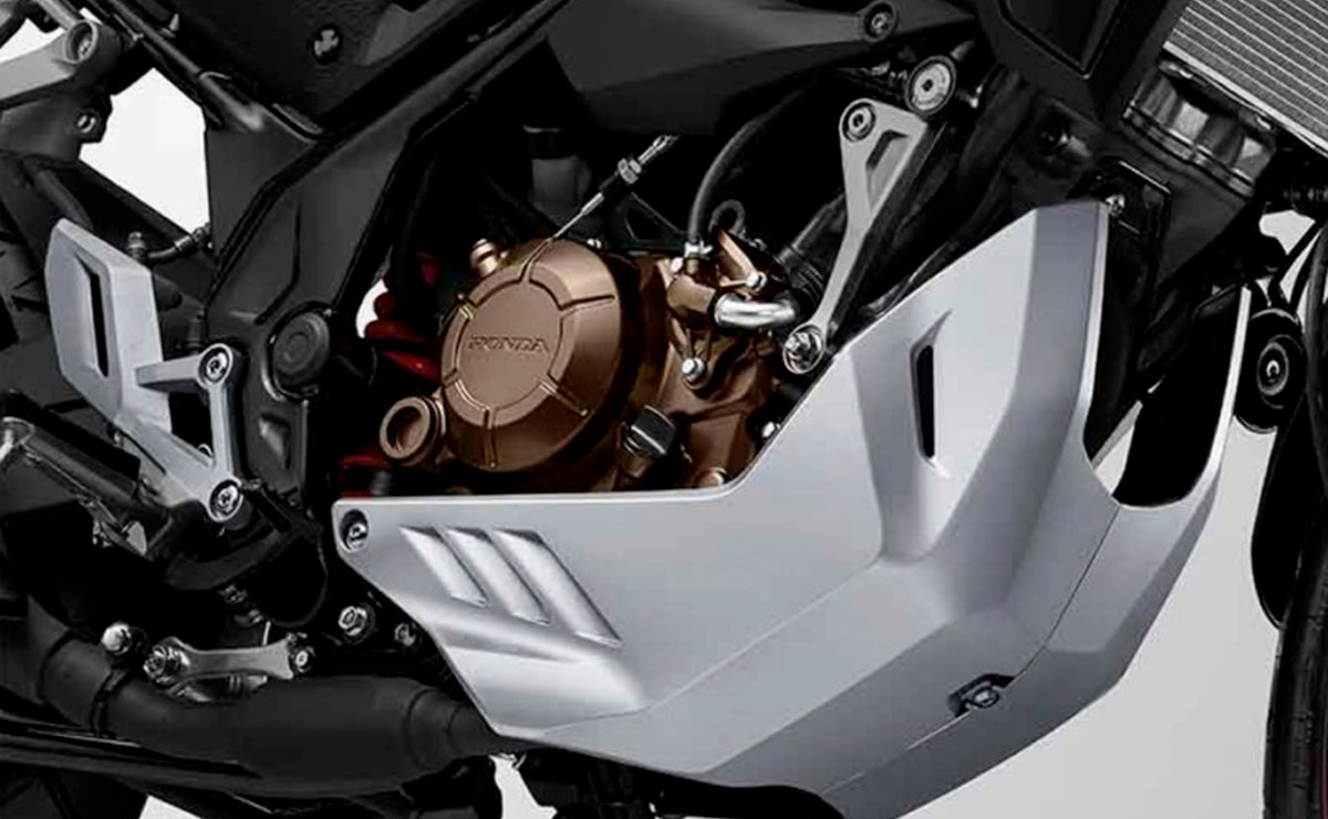 Honda CB150X gris y negra detalle motor