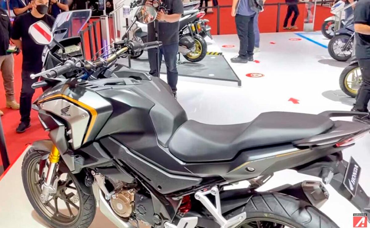 Honda CB150X gris y negra presentación