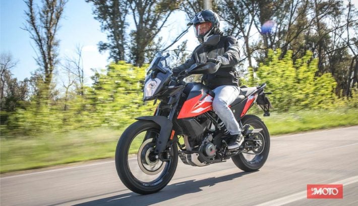 KTM 250 Adventure acción asfalto sol