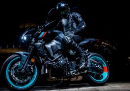 Yamaha MT-10 2022 presentación oficial acción