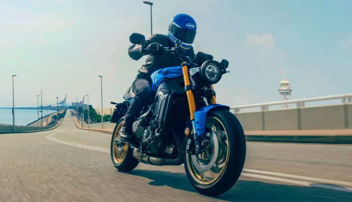 Yamaha XSR900 2022 azul acción