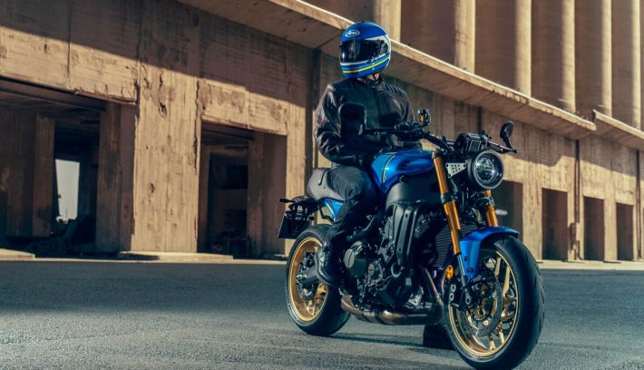 Yamaha XSR900 2022 azul ambiente