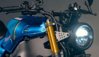 Yamaha XSR900 2022 azul detalle faro