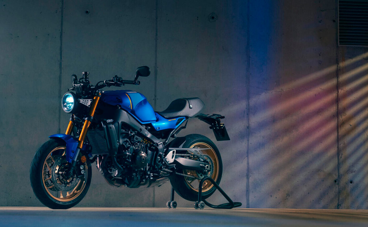 Yamaha XSR900 2022 azul estática