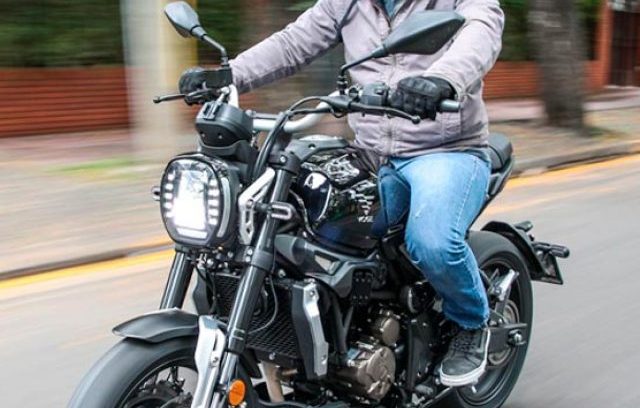 cropped-Prueba-Voge-300AC-accion-avenida.jpg