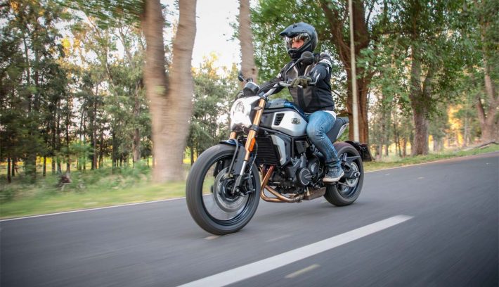 CFMoto Zanella Ceccato X-700 acción recta