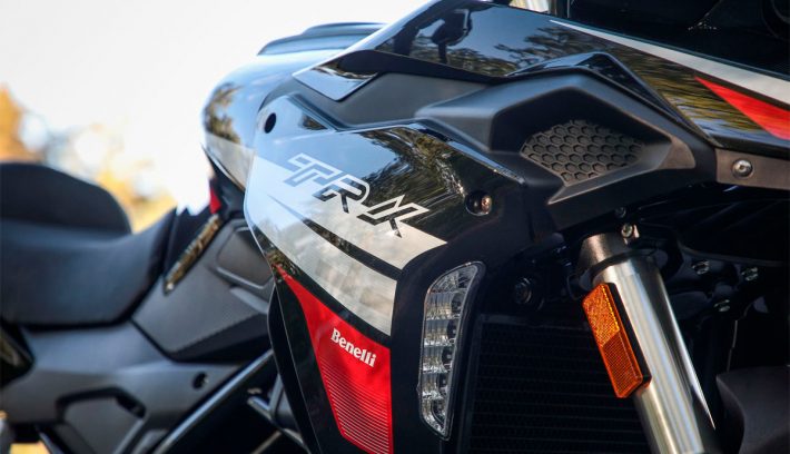 Benelli TRK 251 negra y roja