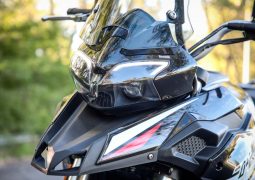 Benelli TRK 251 negra y roja