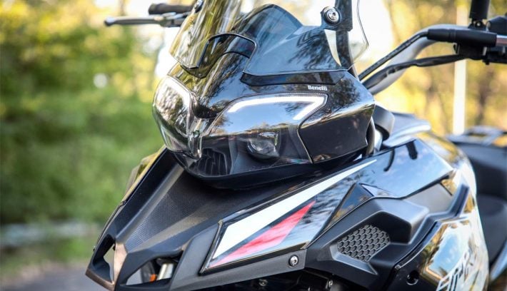 Benelli TRK 251 negra y roja
