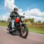 Royal Enfield Meteor 350 roja accion Imagen relacionada