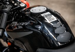 Bajaj Rouser Pulsar logo en tanque