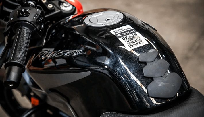 Bajaj Rouser Pulsar logo en tanque