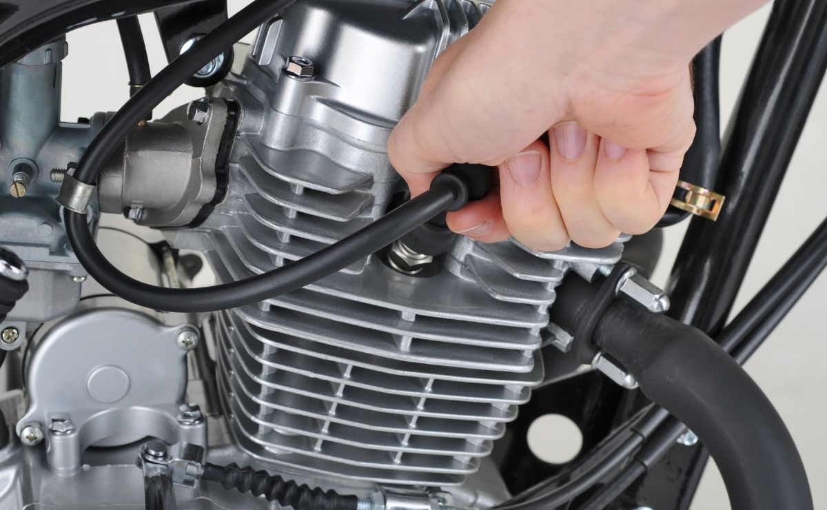6 consejos para limpiar la bujía de una moto
