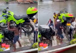 Hulk colombiano carga moto en hombros