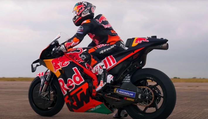 KTM RC16 vs Porsche