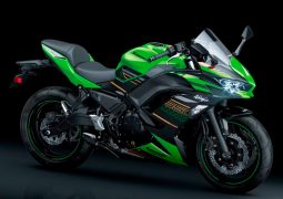 Kawasaki Ninja 650 fondo negro