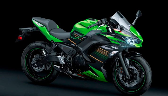 Kawasaki Ninja 650 fondo negro