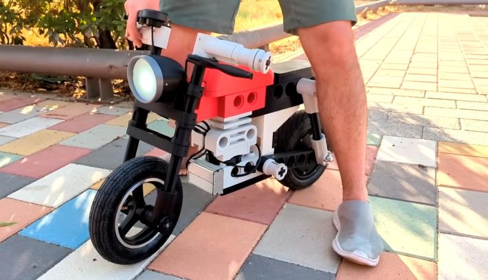 Moto LEGO tamaño real
