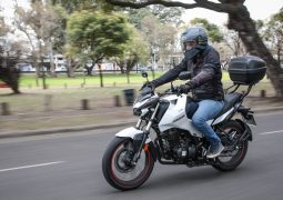 Hero Hunk 160R moto con embrague