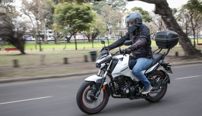 Hero Hunk 160R moto con embrague