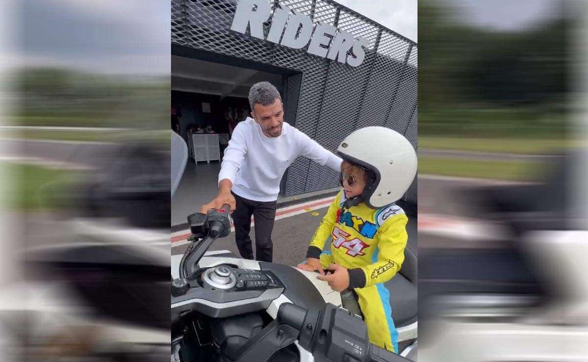 niño de 3 años en moto