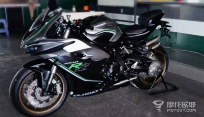 CFMoto 1000 RR V4