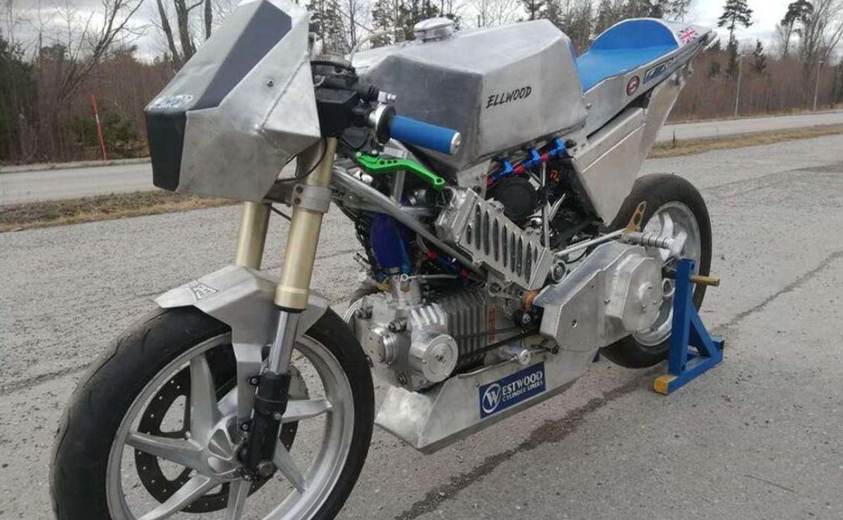 Moto con motor monocilíndrico de 1200cc