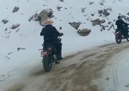 Royal Enfield Himalayan 450 en la nieve