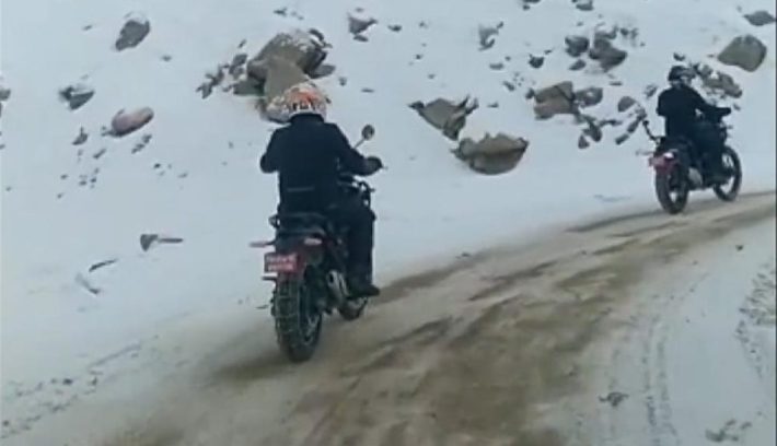 Royal Enfield Himalayan 450 en la nieve