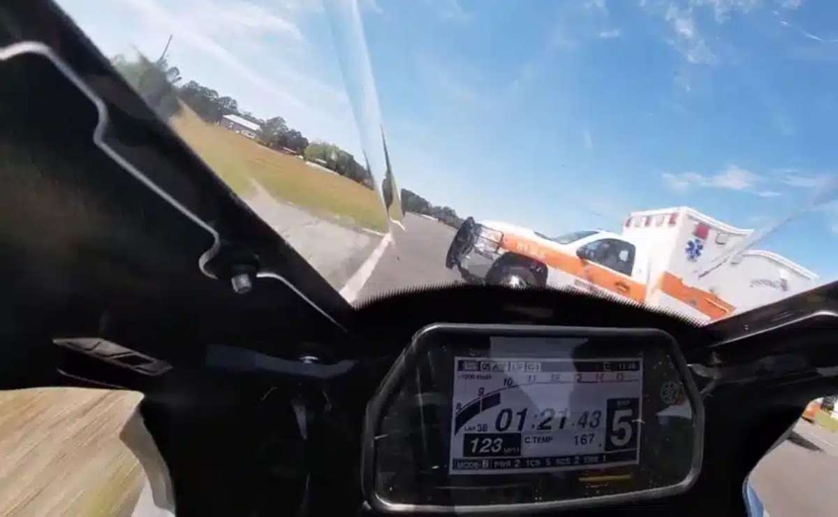 Ambulancia en un circuito carrera de motos