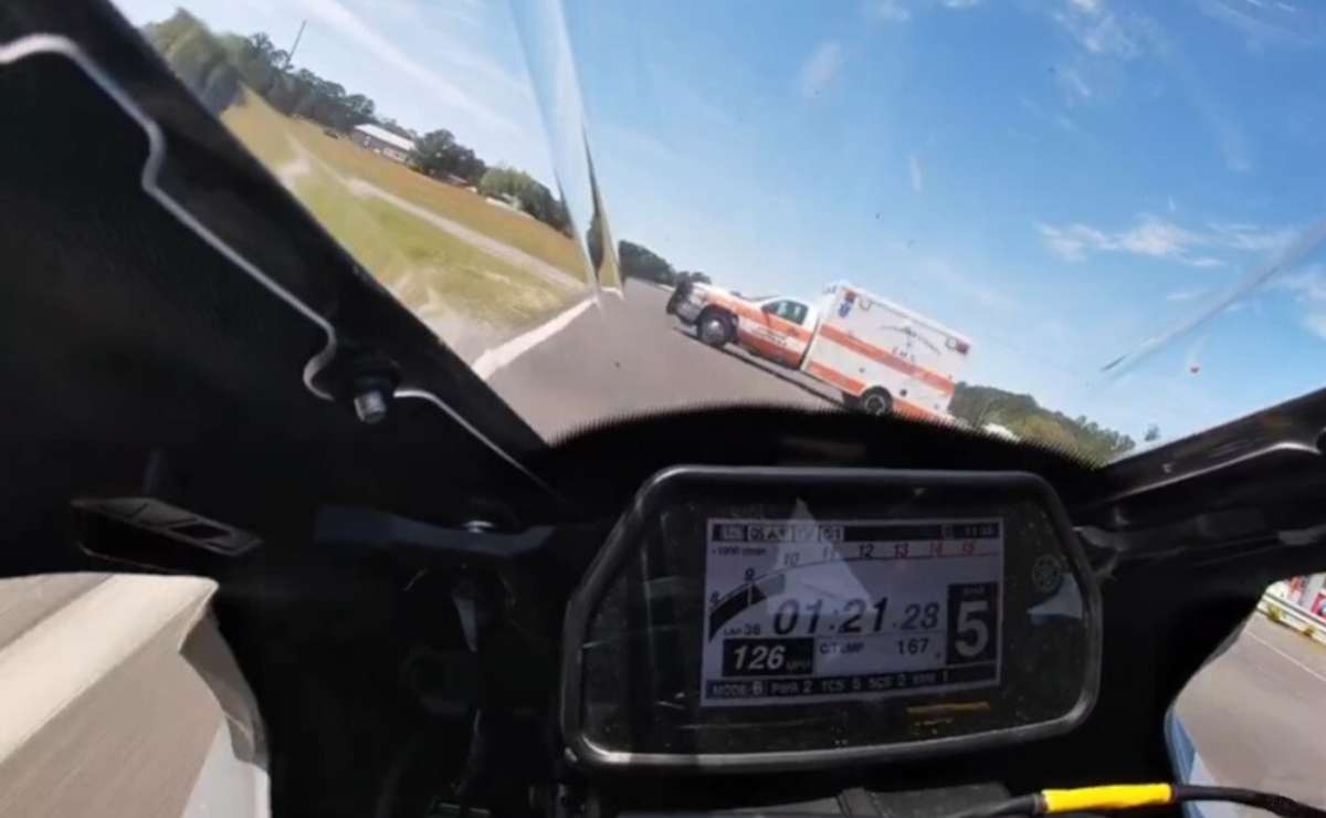 Ambulancia en un circuito carrera de motos