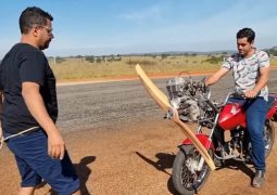 Una moto Honda con hélice