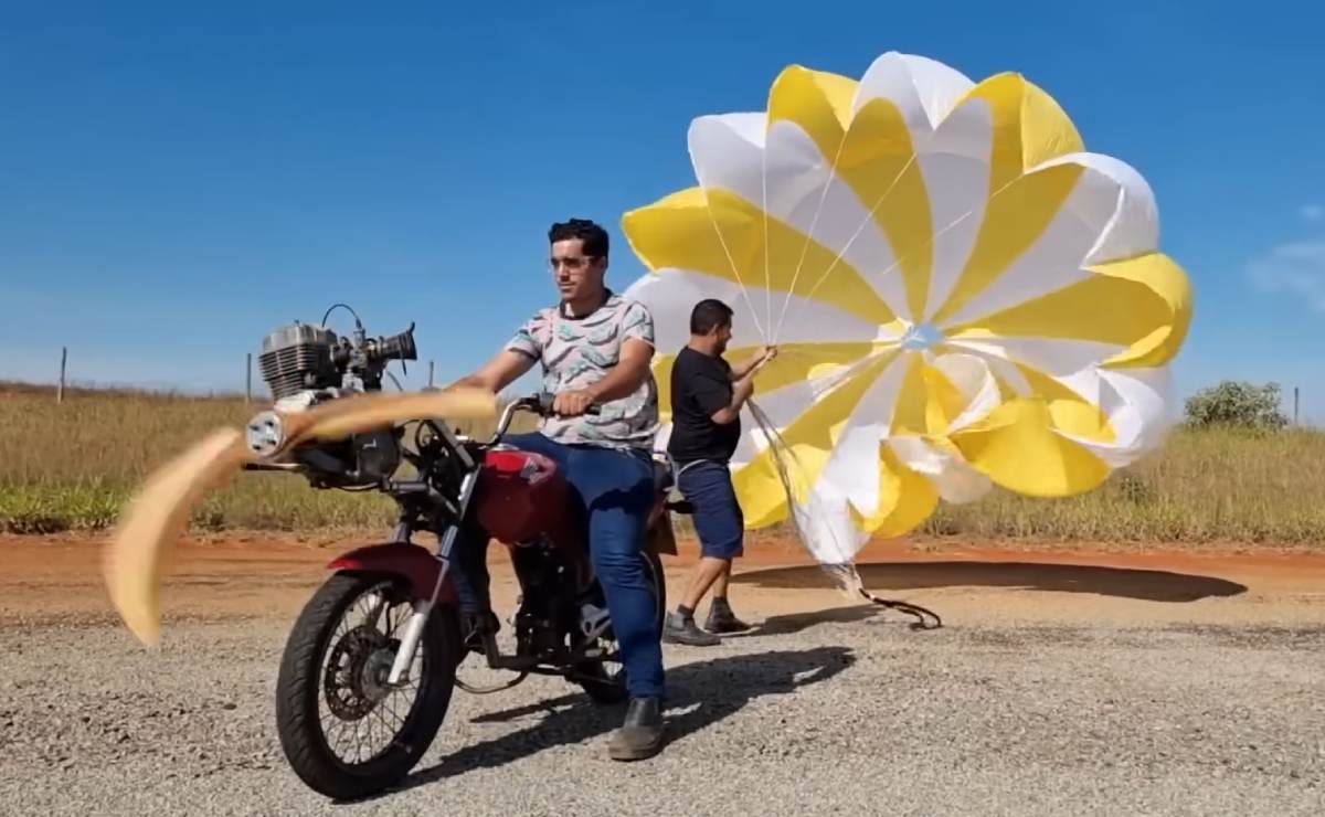 Una moto Honda con hélice