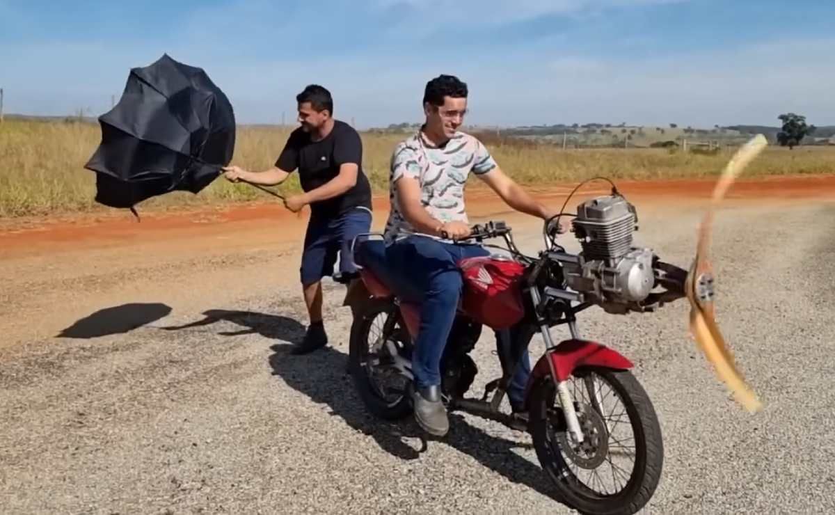 Una moto Honda con hélice