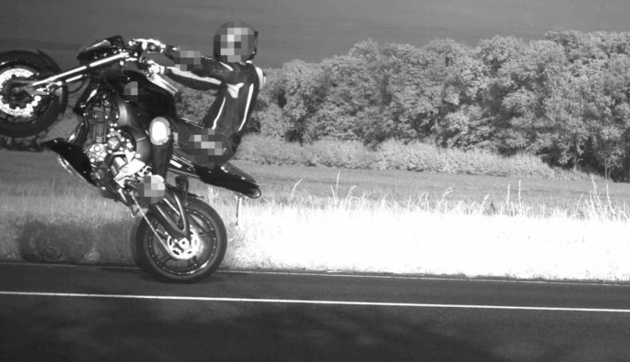 Preso por colgar la moto
