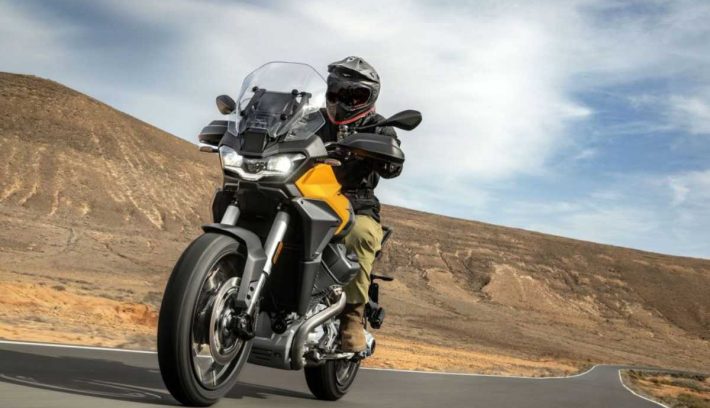 Moto Guzzi Stelvio 2024 acción