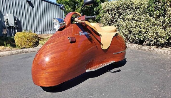 Una moto scooter hecha 100% de madera