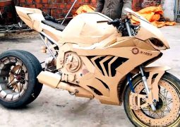 Sí, una BMW S 1000 RR hecha con cartón