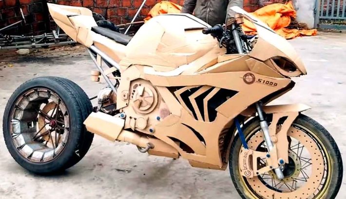 Sí, una BMW S 1000 RR hecha con cartón
